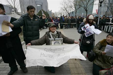 ínské protesty v Pekingu u výroí Vyhláení deklarace lidských práv (10. prosinec 2008)