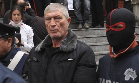 Gaetano Lo Presti, jedno z nejcennjích mafiánských es v rukou policie, se obsil. Na snímku je po svém zatení. (16. prosinec 2008)
