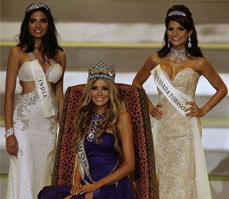 Miss World 2008 Ruska Ksenija Suchinovov, prvn vicemiss Indka Parvathaj Omanakuttanov (vlevo) a druh vicemiss Gabriel Walcottov (vpravo) z Trinidadu a Tobaga.