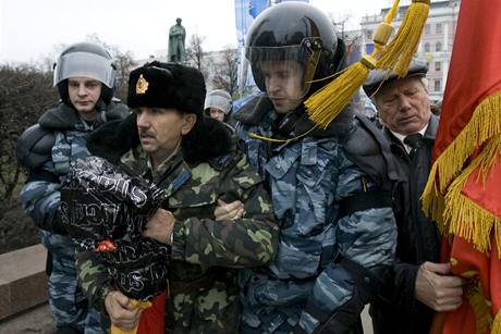 Demonstrace vyslouilc v Moskv, kterou policisté rozehnali (14. prosince 2008)