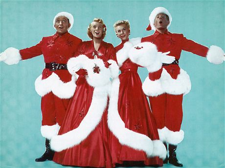 Bing Crosby, Rosemary Clooney, Vera Ellen a Danny Kaye zpívají píse Bílé Vánoce ve stejnojmenném filmu z roku 1954