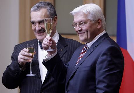 Ministr Schwarzenberg dostal 15. prosince od Franka-Waltera Steinmeiera nmecký Velký kí