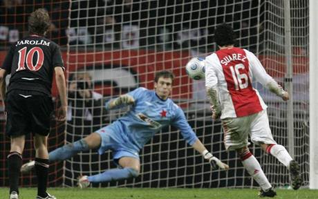 Ajax Amsterdam - Slavia: Suárez stílí gól z nesprávn naízené penalty, Divi nemá anci.