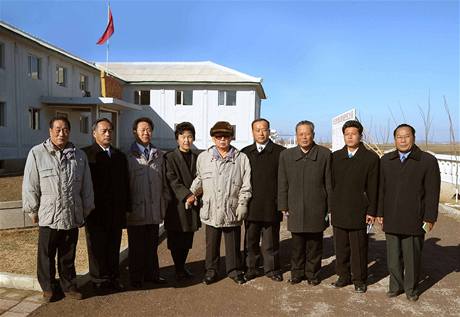 Kim ong-il na návtv zemdlského drustva a továrny v Sariwonu nedaleko Pchjongjangu.