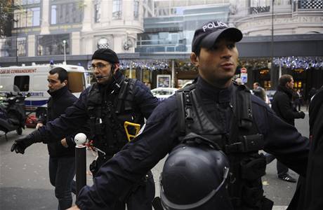 Francouztí policisté okamit vyklidili okolí obchodního domu Printemps.