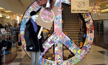 Symbol míru u vchodu do obchodního domu Barneys New York