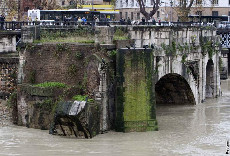 Záplavy v Itálii: Takhle se valí velká voda nedaleko svatopeterské baziliky v centru íma.