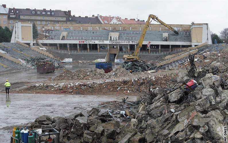 Mizející hokejový stadion za Luánkami