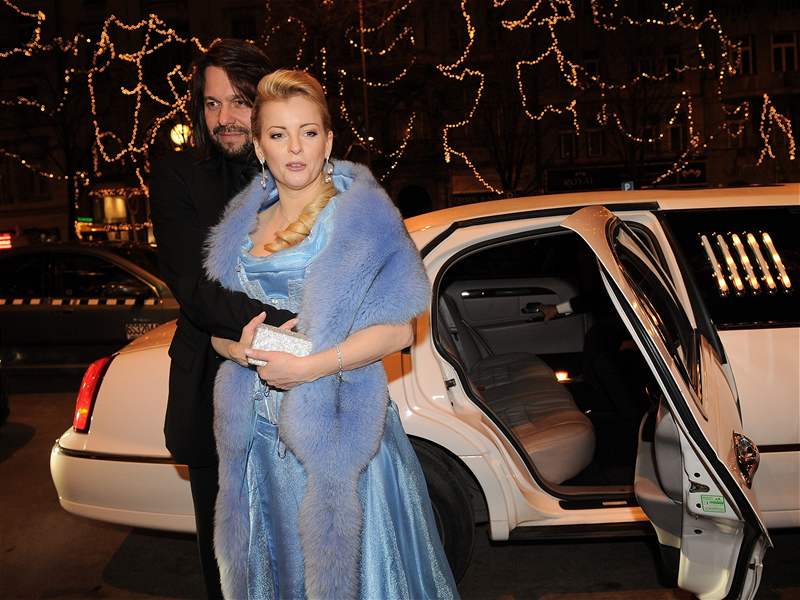 Jií Pomeje a Iveta Bartoová se svezli v luxusní limuzín 