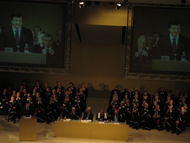 Slavnostního otevení nového kolního kampusu na univerzit Bocconi se zúastnil i pedseda Evropské komise José Manuel Barroso, který ml proslov. (31.10.2008)