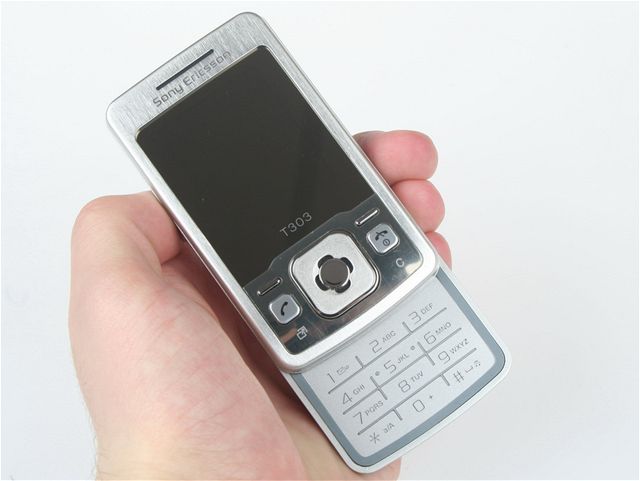 Sony Ericsson T303 padne díky svým malým rozmrm perfektn do ruky.