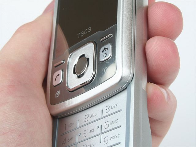 Sony Ericsson T303 padne díky svým malým rozmrm perfektn do ruky.