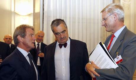 eský ministr zahranií Schwarzenberg se na schzce setká také se svými protjky Bernardem Kouchnerem z Francie (vlevo) a védem Carlem Bildtem.