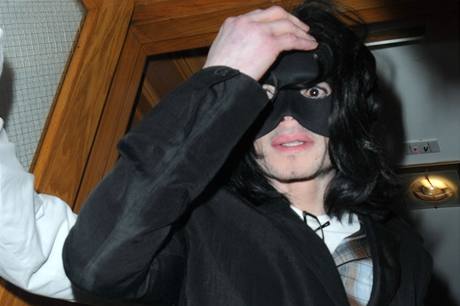 Michael Jackson pi odchodu z lkaskho centra v Beverly Hills