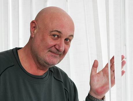 Pedseda Obce spisovatel Vladimír Kivánek dokonuje monografii o Vladimíru Holanovi.