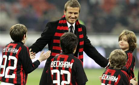 David Beckham byl pedstaven fanoukm AC Miln pmo na San Siru