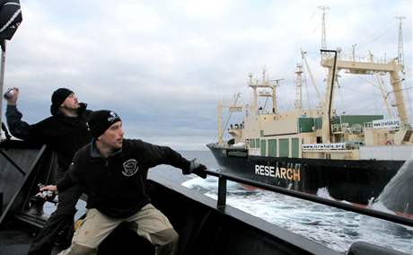 Ekologití aktivisté útoí na japonskou velrybáskou lo. (Snímek je z bezna 2008)