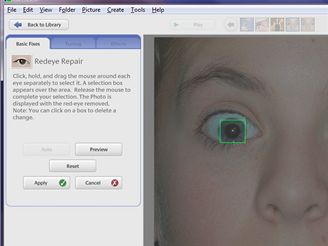 Picasa - odstrann efektu ervench o: program automaticky najde oi, my mete dokreslit dal obdlnky, erven oi pot ztmavnou a zmiz