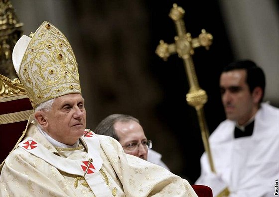 Pape Benedikt XVI. pi plnoní mi ve Vatikánu (24. prosince 2008)