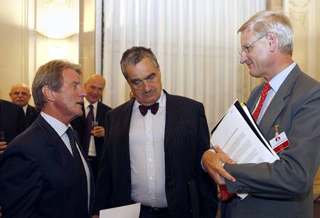 eský ministr zahranií Schwarzenberg se na schzce setká také se svými protjky Bernardem Kouchnerem z Francie (vlevo) a védem Carlem Bildtem.