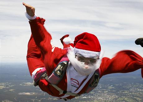 V australském Sydney skupina Santa Claus soutila se svým volným pádem na pehlídce adrenalinových sport.