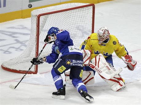 védsko - Finsko: branká Baklund zasahuje proti Kuuselovi