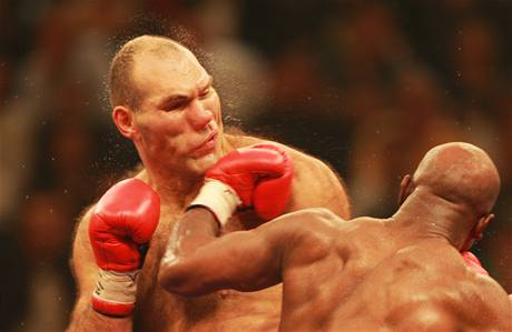 Souboj o boxerský trn: Valujev (vlevo) proti Holyfieldovi.