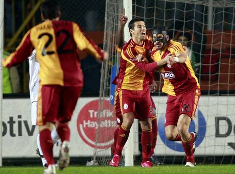 Milan Baro se raduje po jednom z gól do sít Besiktasu.