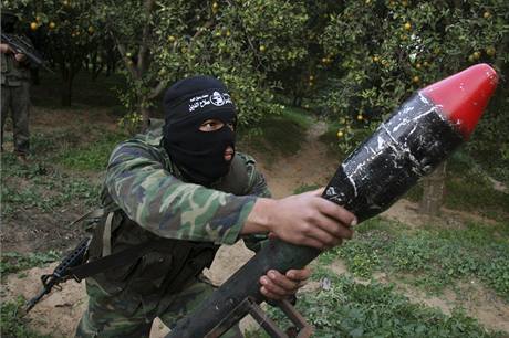 Maskovaný Palestinec v Gaze pipravuje raketu urenou k odpálení proti Izraeli. (24. prosince 2008)
