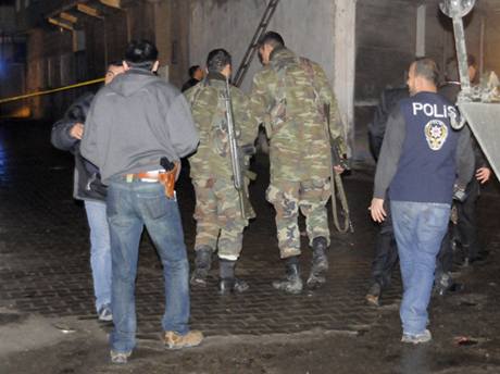 Turci ohledávají místo útoku v Cizre (24. prosince 2008)