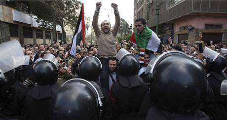 Pznivci Muslimskho bratrstva provolvaj hesla proti Izraeli ped egyptskm parlamentem v Khie. (28. prosince 2008)