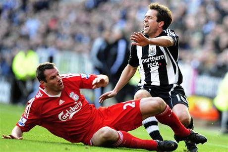 Newcastle - Liverpool; Owen (vpravo) - Carragher