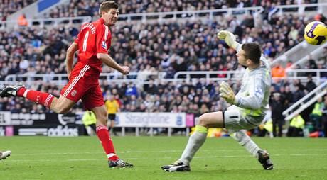 Steven Gerrad (vlevo) dává jeden z pti liverpoolských gól v Newcastlu. O pár hodin pozdji byl zaten.