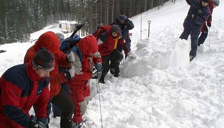 Skialpinisty, které v Krkonoích zasypala lavina, hledalo na 60 záchraná. Ilustraní foto.