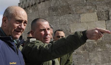 Izraelský premiér Ehmud Olmert si prohlíí bezpenostní plot, který roste kolem Jeruzaléma