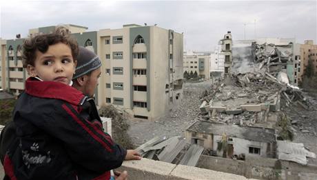 Palestinci se dvaj na znienou laborato Islmsk univerzity v Gaze.