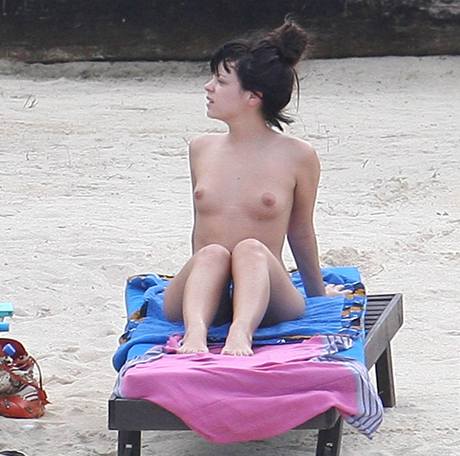 Lily Allen relaxuje nahá na Jamajce 