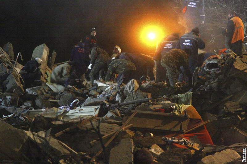 Ukrajintí záchranái v troskách obytného domu, který zniila exploze plynu (24. prosince 2008)