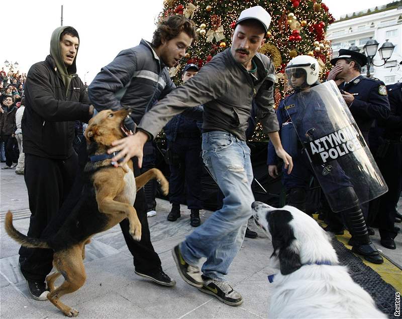 etí demonstranti u jednou vánoní stromek zniili.