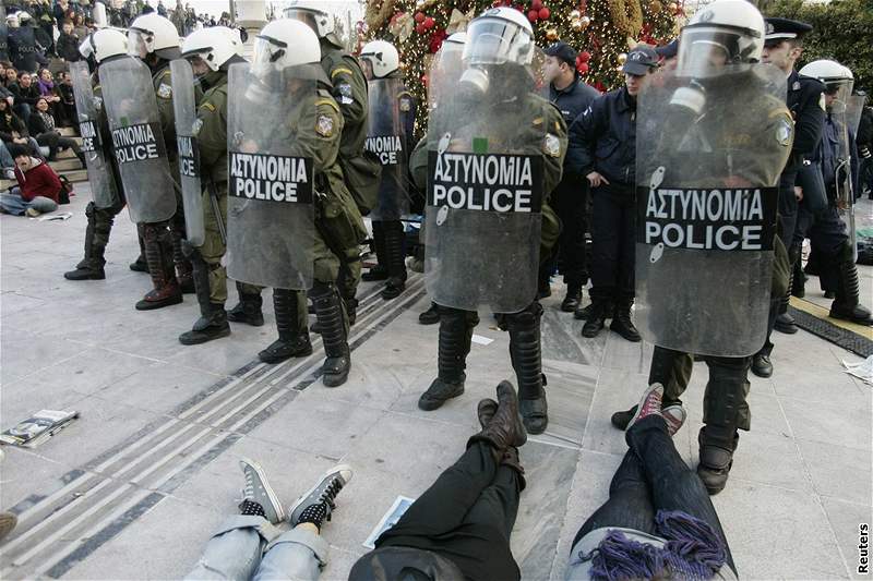 etí demonstranti u jednou vánoní stromek zniili.