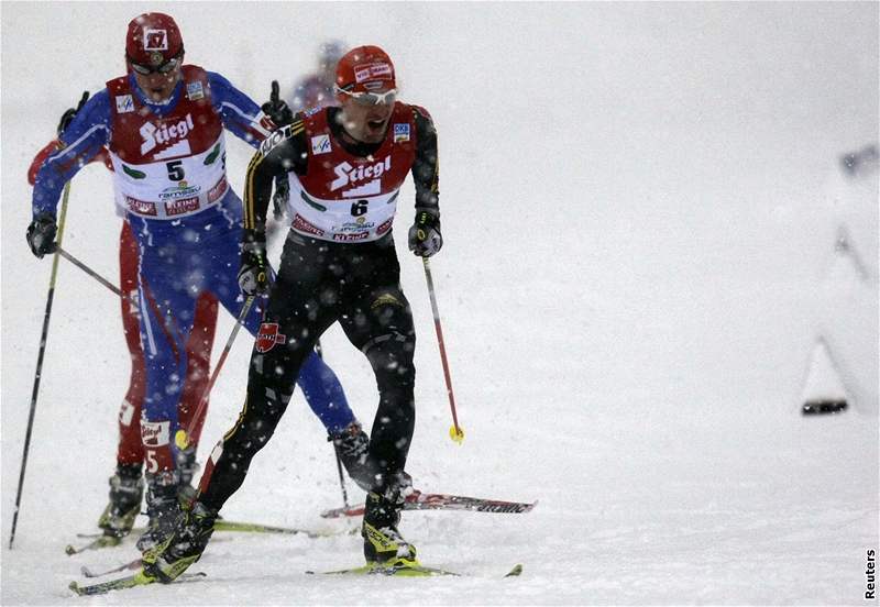 Pavel Churavý (vpravo) a Björn Kircheisen bhem závodu Svtového poháru sdruená v Ramsau