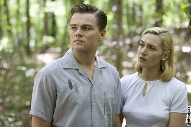 Leonardo DiCaprio a Kate Winsletová hrají manelský pár, který vede válku proti sob i za sebe.
