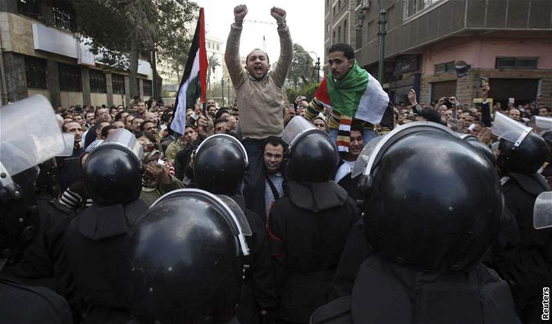 Píznivci Muslimského bratrstva provolávají hesla proti Izraeli ped egyptským parlamentem v Káhie. (28. prosince 2008)