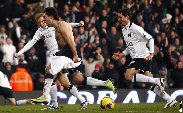 radost fotbalist Fulhama, svleený dres má stelec Dempsey 