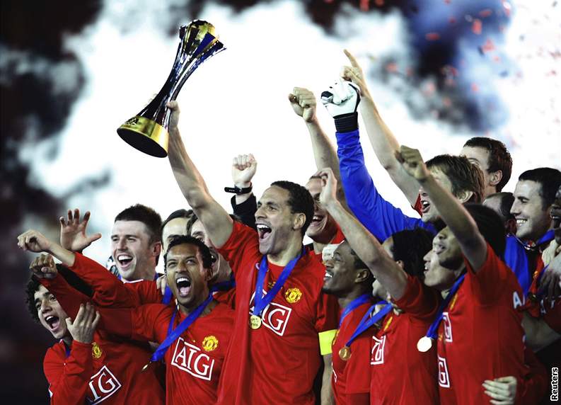 Fotbalisté Manchesteru United s trofejí vítz mistrovství svta klub.
