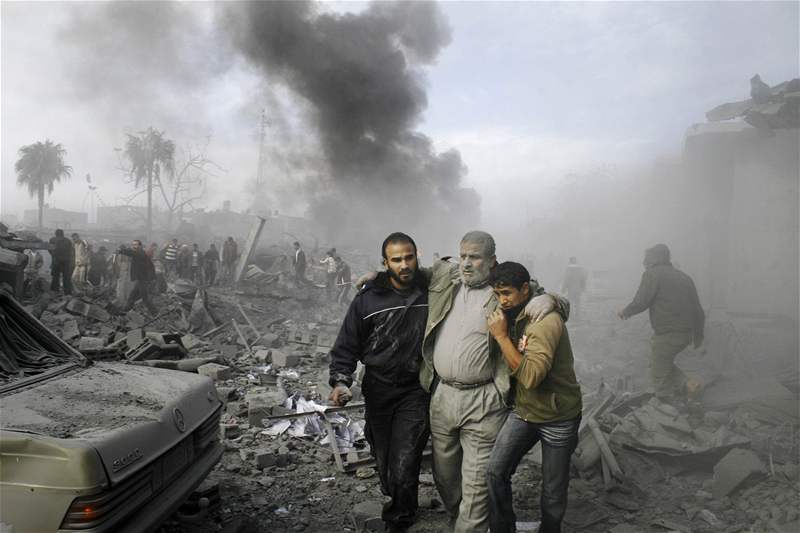 Obyvatelka Gazy kráí po troskách policejní stanice ve mst Gaza. Izraelské stely ji srovnaly se zemí.