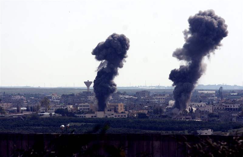 Obyvatelka Gazy kráí po troskách policejní stanice ve mst Gaza. Izraelské stely ji srovnaly se zemí.