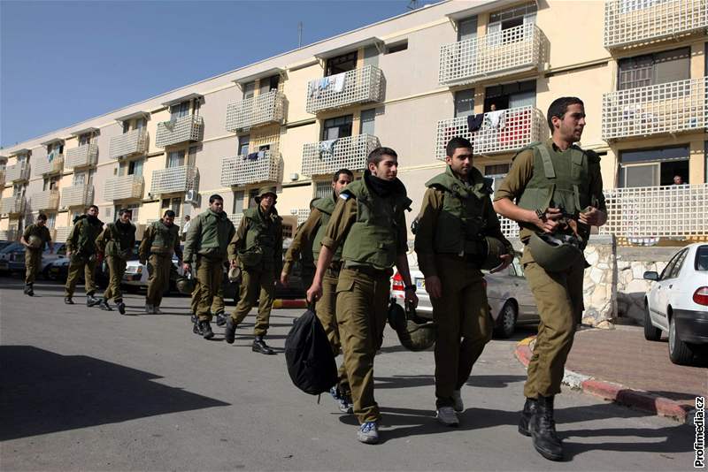 Obyvatelka Gazy kráí po troskách policejní stanice ve mst Gaza. Izraelské stely ji srovnaly se zemí.