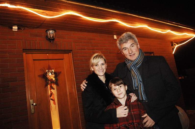 Michal Nesvadba s manelkou Andreou a vyennou dcerou Anetou ped záícím domem