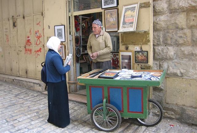 Turisté v ulicích Jeruzalém chybí, a tak nakupují hlavn místní.